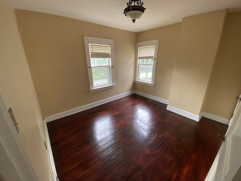 Building Photo - 377 Parkside Dr