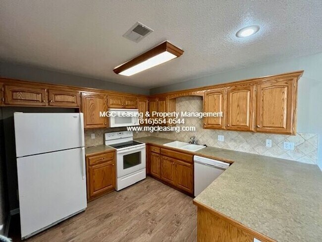 Building Photo - AFFORDABLE, SPACIOUS RANCH STYLE DUPLEX IN RAYMORE!