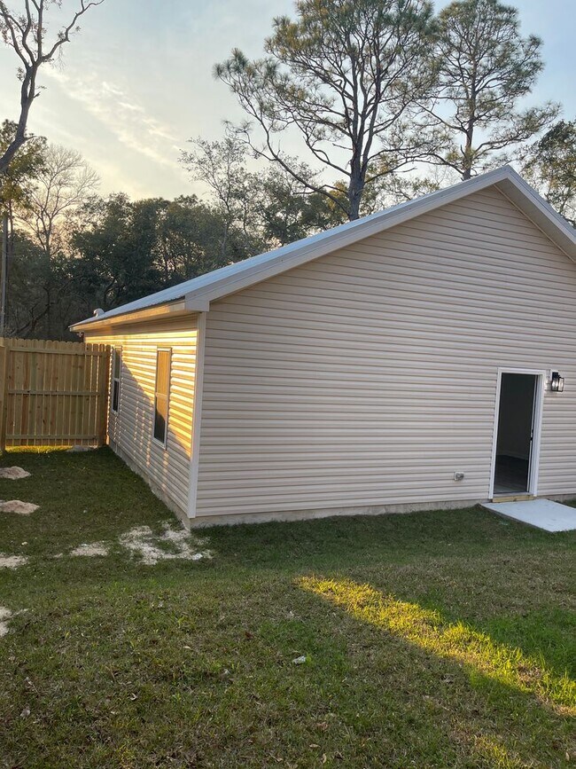 Building Photo - 9 Lake Ellen Dr