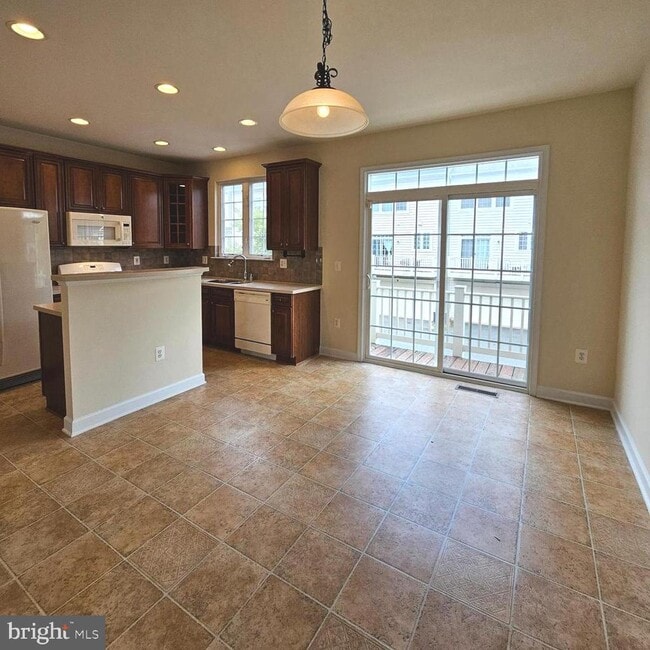 Building Photo - 725 Chevington Ct
