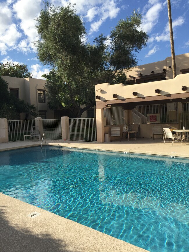 Building Photo - 1449 E Highland Ave