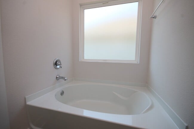 Building Photo - Stunning Modern 4-Bed, 2-Bath Home in Arbor Ridge – High Ceilings, Open Floor Plan, Granite Kitch...