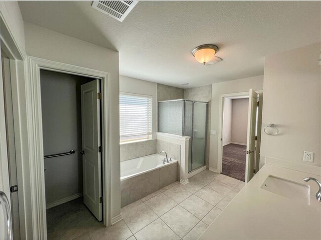 Building Photo - 9002 Palmito Dr