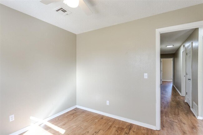 Building Photo - 645 Lloyd Ave