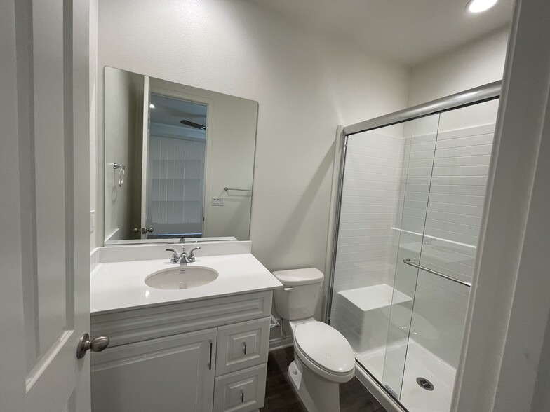 1st floor full bth off bd rm - 7566 Channel View St