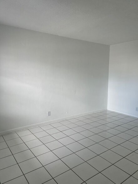 Building Photo - 374 Sunshine Dr