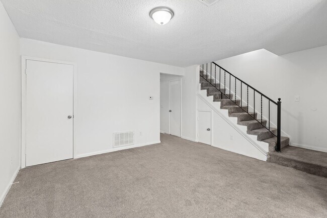 Building Photo - Stylish & Newly Renovated 3 Bedroom 1.5 Ba...