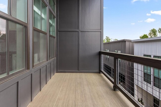 Building Photo - 916 Brees Ct