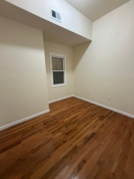 Building Photo - 826 S 15th St