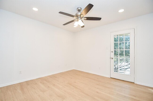 Building Photo - 11201 Lynbrook Dr