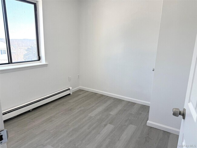 Building Photo - 205 Everett Pl