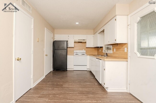 Building Photo - 1215 N Pacific Ave