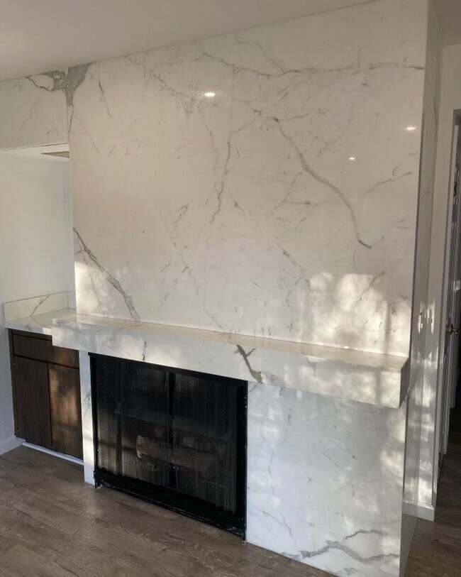 Building Photo - Beautifully Renovated 3+2 Creekside Condo ...