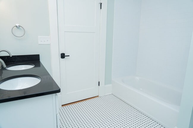 Building Photo - Large 4 Bedroom Home On Oakhurst Circle