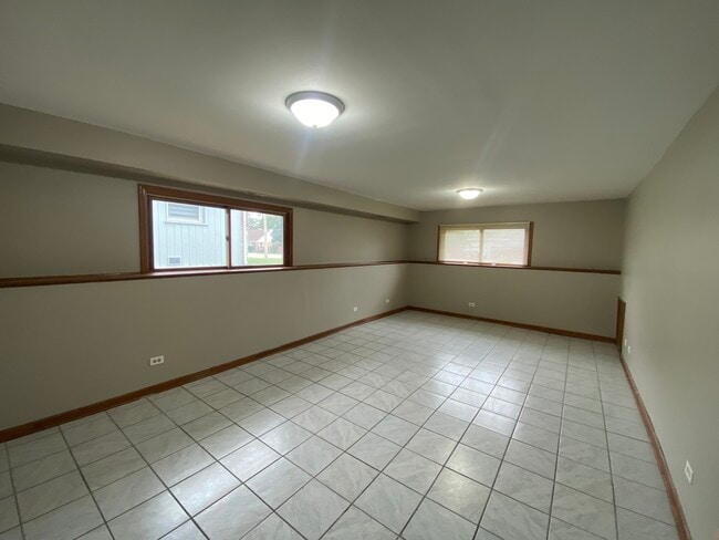 Building Photo - 2021 Kirschoff Ave