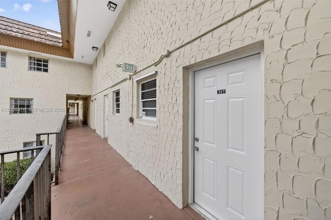 Building Photo - 8550 SW 109th Ave