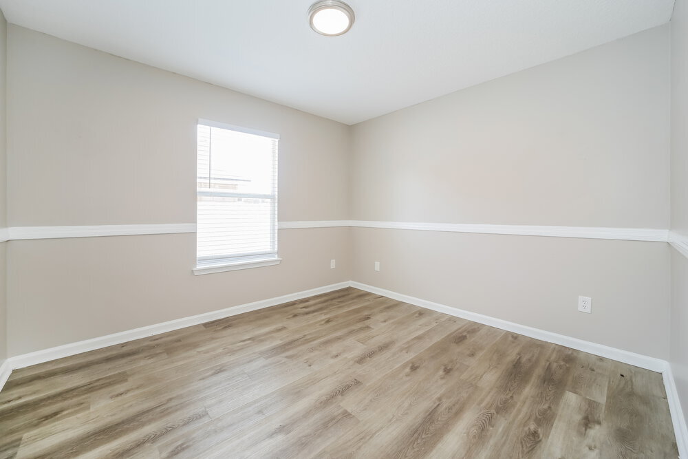 Building Photo - 2452 Royal Pointe Dr