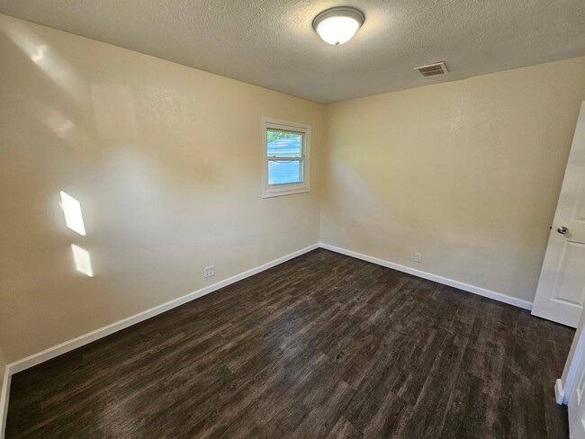 Building Photo - 3 bed, 1 bath, fully renovated.