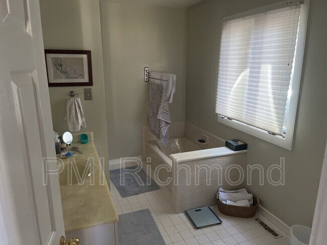 Building Photo - 11418 Hardwood Dr