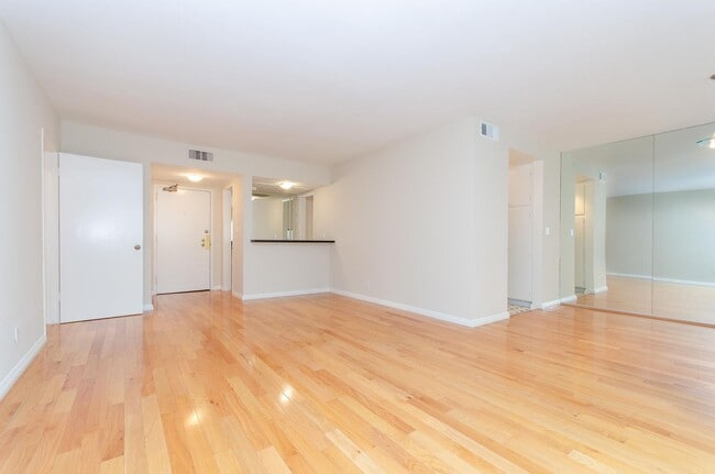 Building Photo - Stunning renovated apartment in the Heart ...