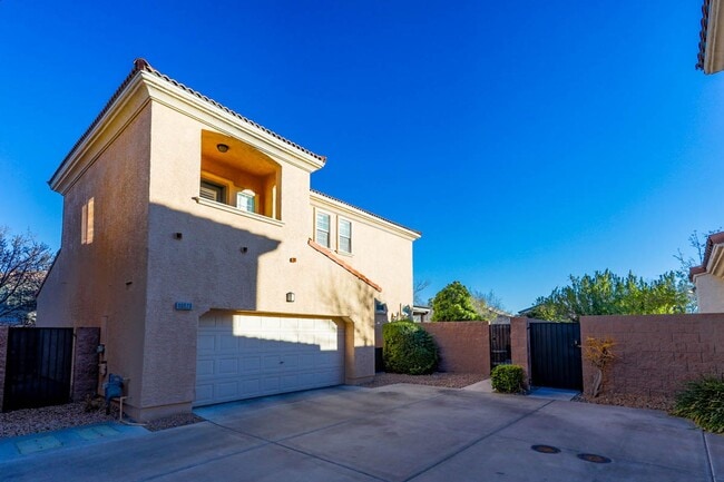 Building Photo - Beautiful 3 Bed South Summerlin Home With 1st Floor Bed and Bath
