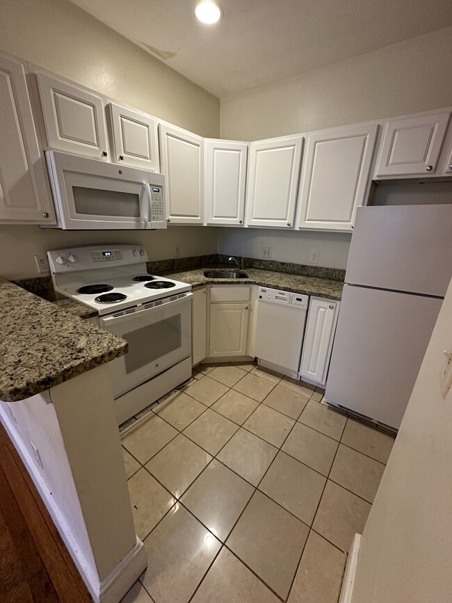 Building Photo - 126 Warren St