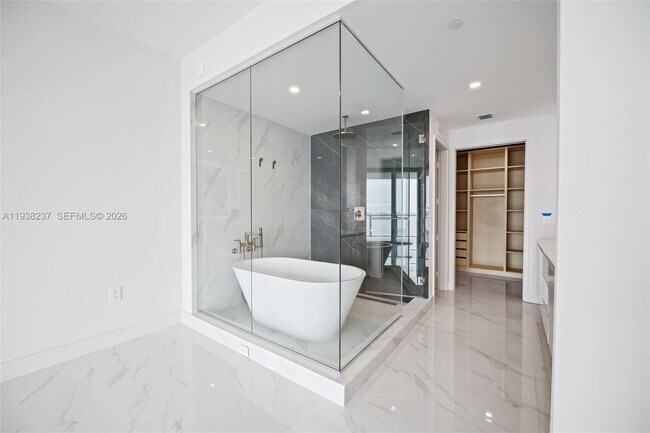 Building Photo - 700 NE 24th St