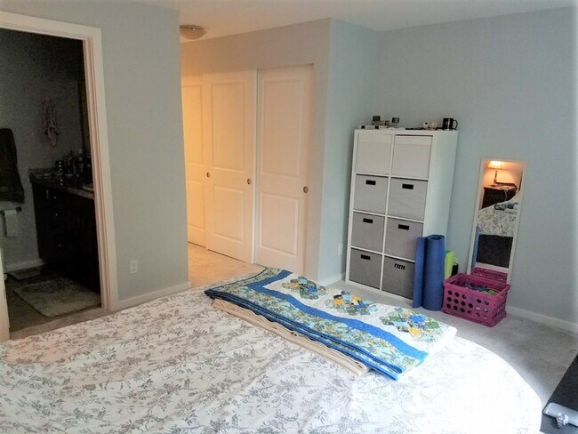 Building Photo - 3 Bedroom Mill Creek Condo!