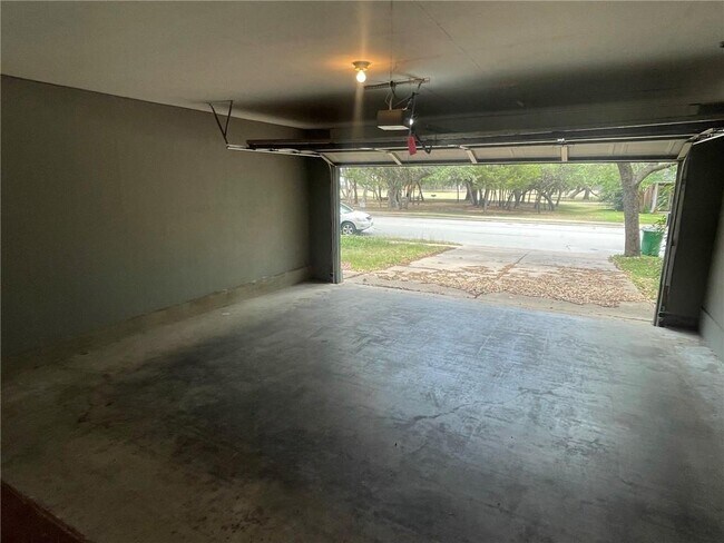 Building Photo - 613 Stallion Dr