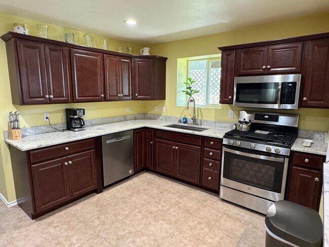 Building Photo - Fully Furnished Duplex ALL UTILITIES INCLUDED