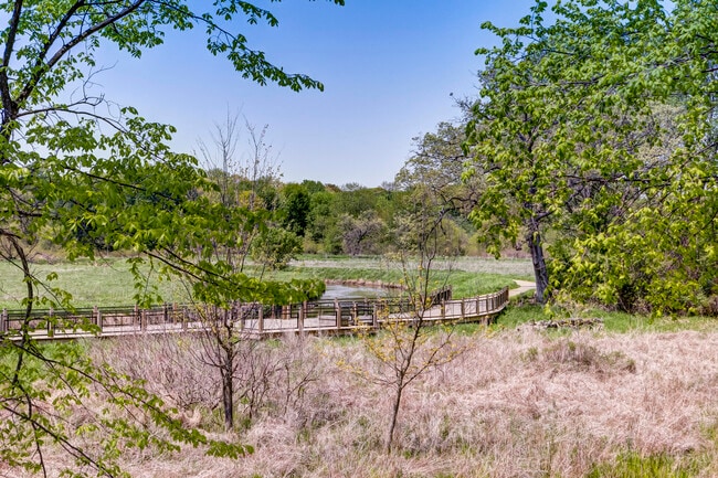 Building Photo - 621 Woodland Dr