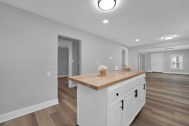 Building Photo - Spacious 4 Bedroom Single Family Home – Fe...