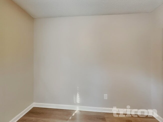 Building Photo - 1004 Spruce Dr