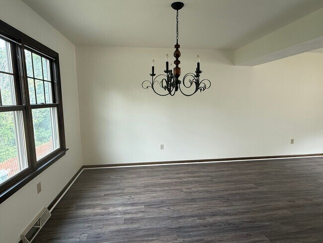 Building Photo - 4 bedroom home - Ross Township