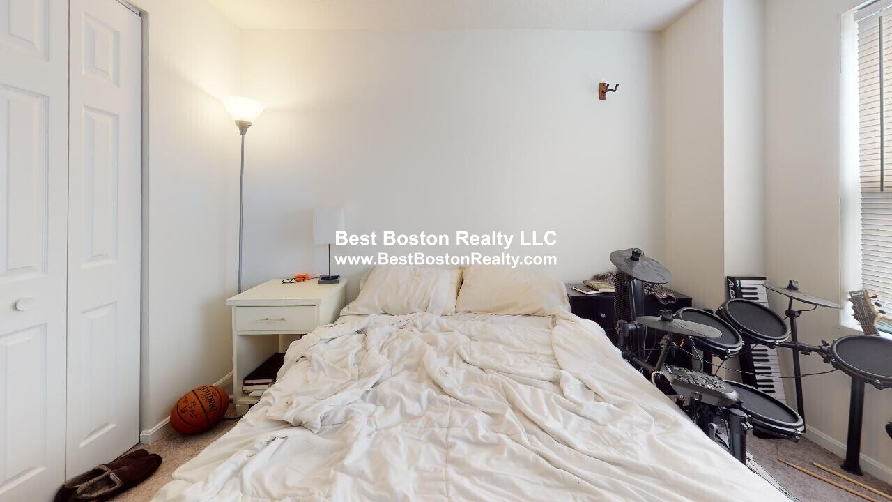 Building Photo - 175 Beacon St