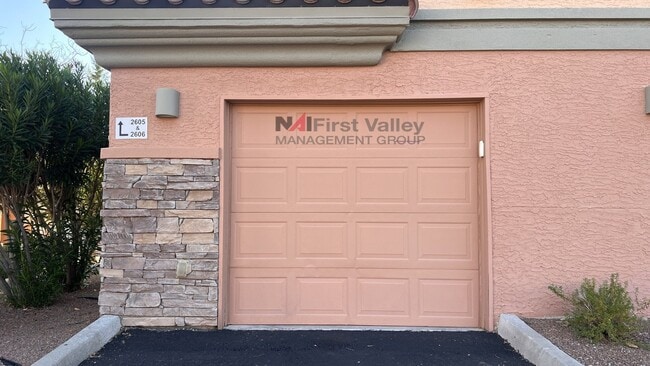 Building Photo - 3 Bedrooms, 2 Baths and a Single Car Garage