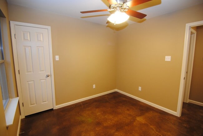 Building Photo - 3/2 Open Floor Plan, One Level in Sherwood