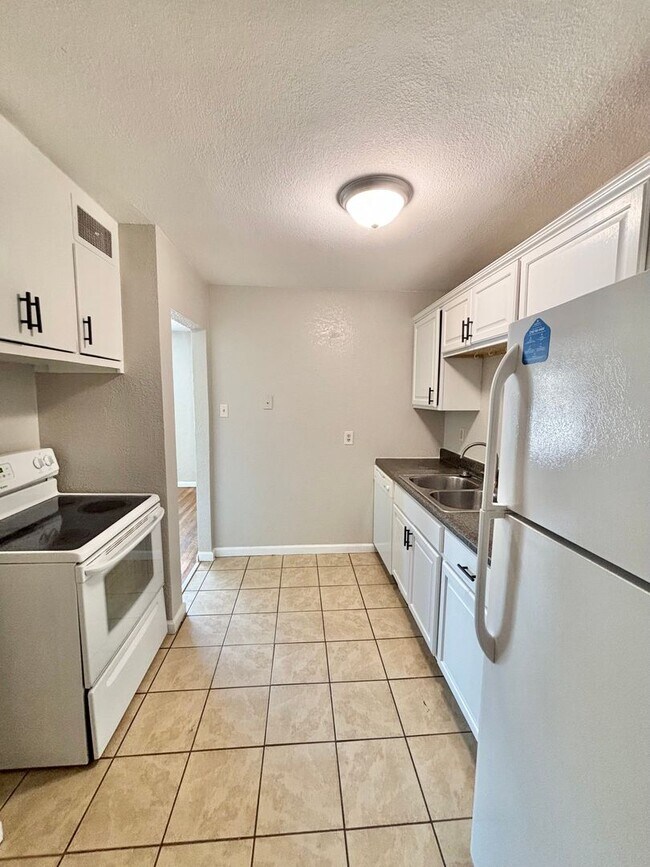 Building Photo - 5th Avenue Apartments
