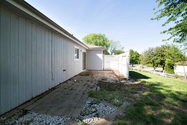 Building Photo - Close to Ft. Riley!!