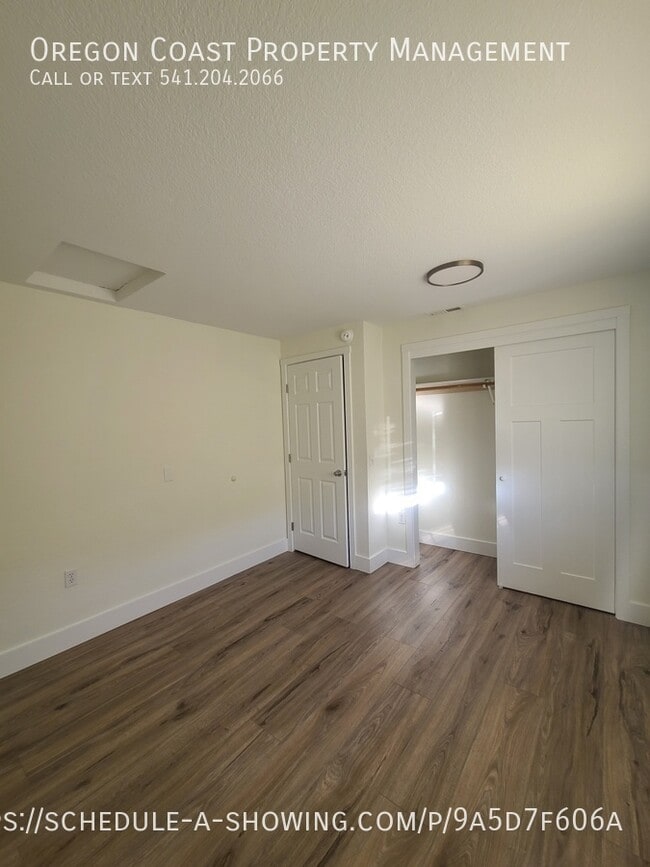 Building Photo - 1135 SE Oar Ave