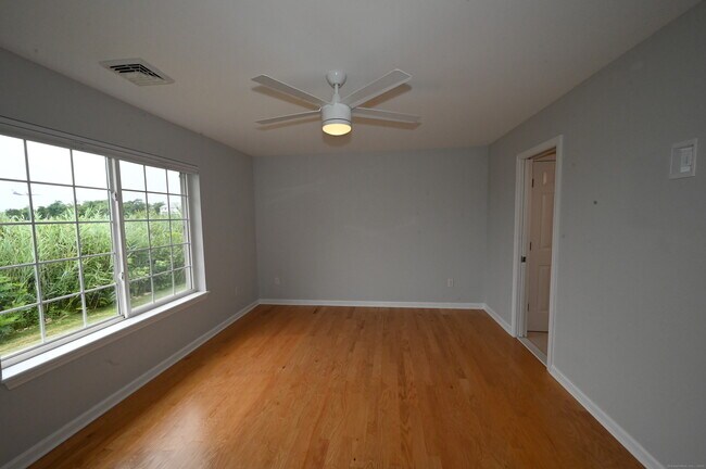 Building Photo - 560 Silver Sands Rd