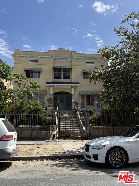Building Photo - 832 S Catalina St