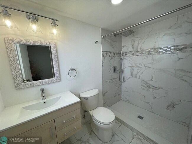 Building Photo - 2821 Somerset Dr