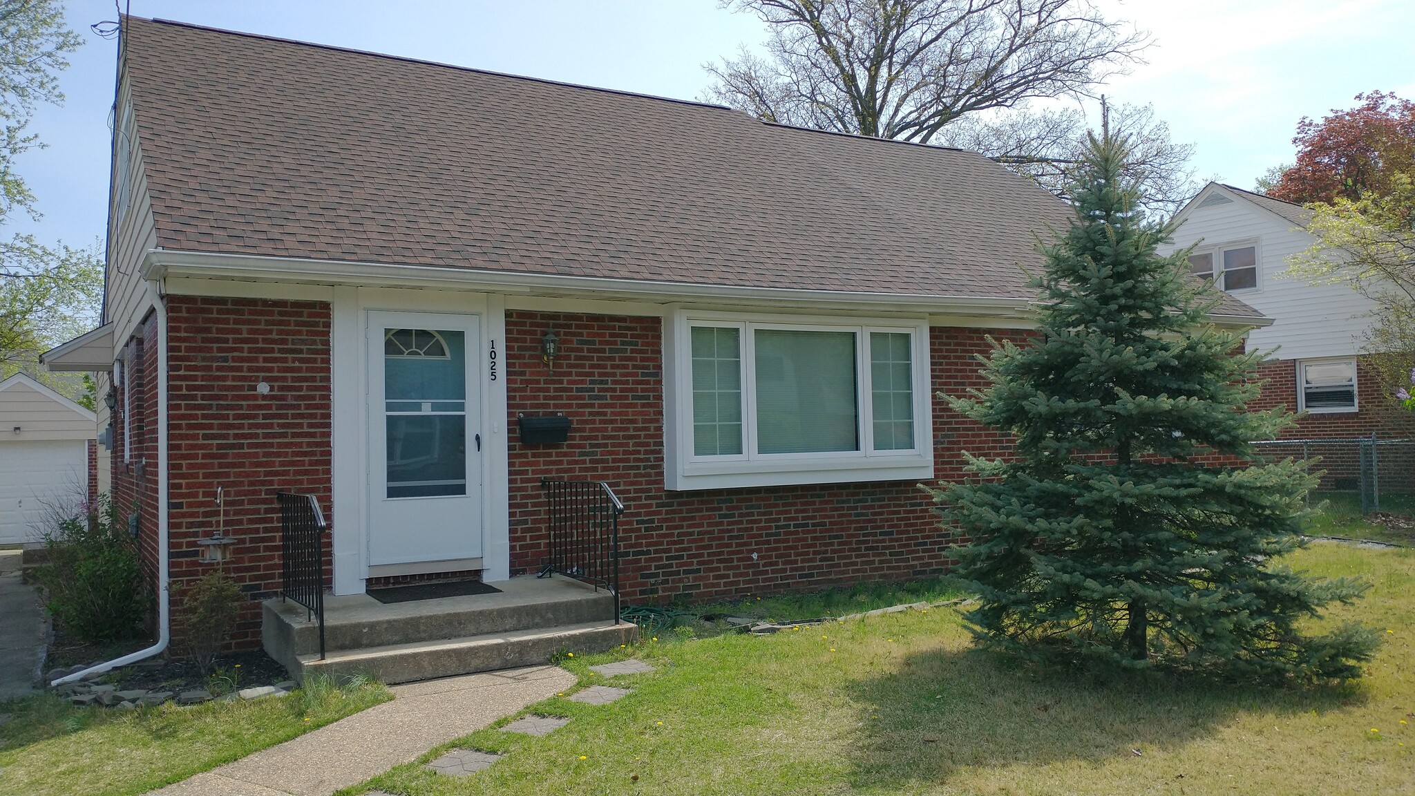 Building Photo - 1025 Oakwood Rd