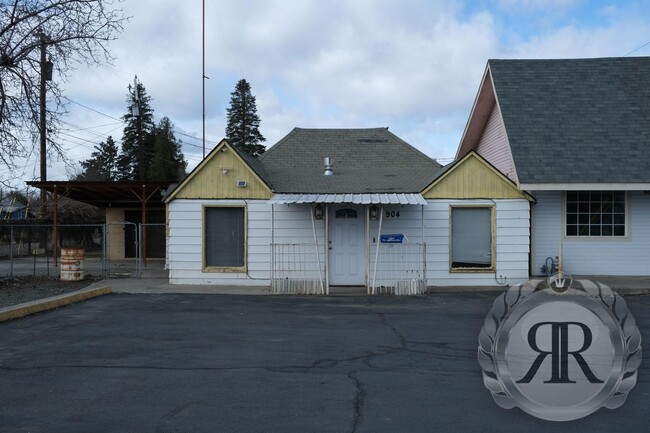 Building Photo - 2 Bedroom Home Across from the Yakima Coun...