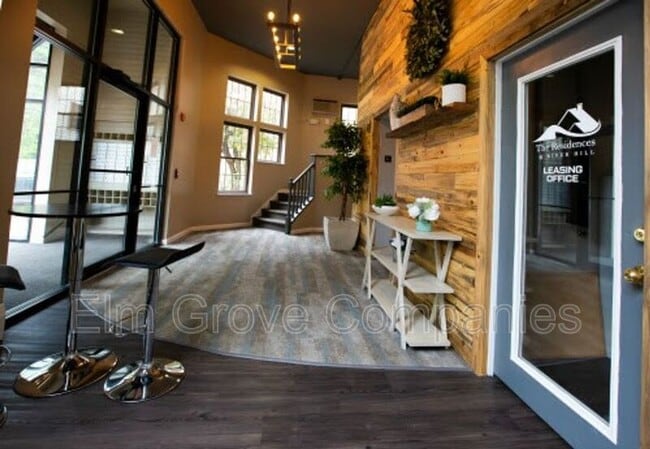 Building Photo - 512 W River Rd