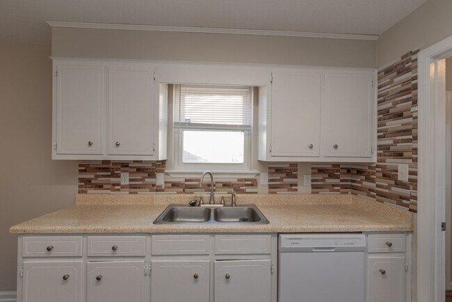 Building Photo - 2937 Dahlia Dr