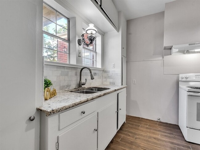 Building Photo - 4625 Bell St