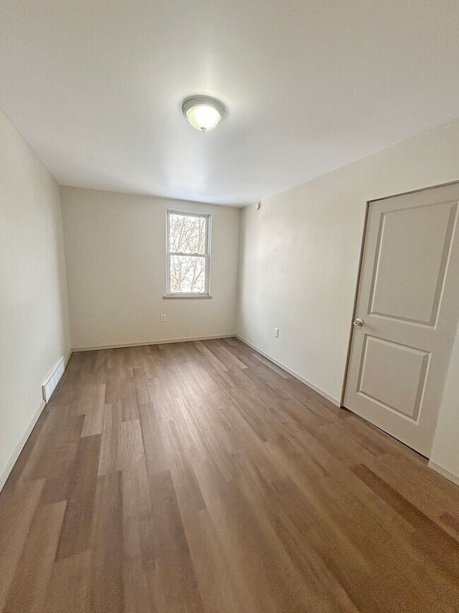 Building Photo - 36 Hickory St