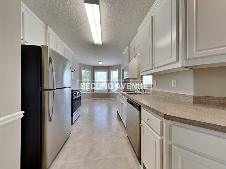 Building Photo - 661 Morningside Dr N